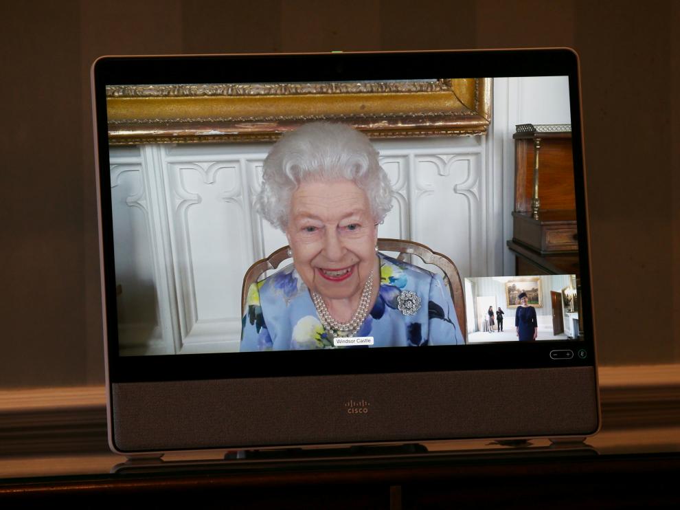 Isabel II, en una audiencia virtual desde Windsor con la embajadora de Letonia, Ivita Burmistre.