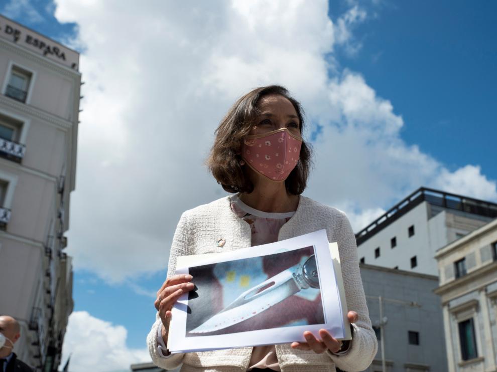 La ministra de Industria y Comercio, Reyes Maroto, muestra una fotografía de la navaja ensangrentada