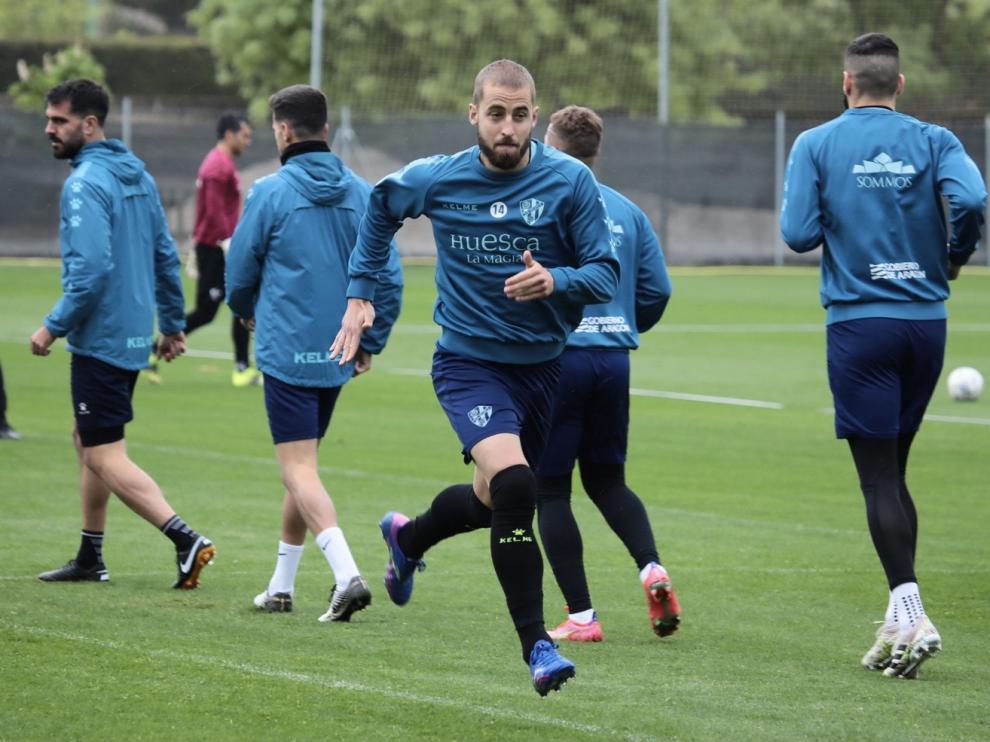 Pulido, a la carrera en el entrenamiento de la SD Huesca de este martes.