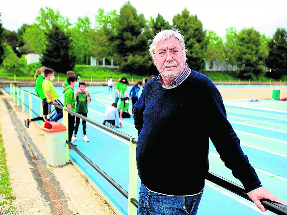 Roberto Dieste, en la pista de atletismo de la Ciudad Deportiva José María Escriche de Huesca