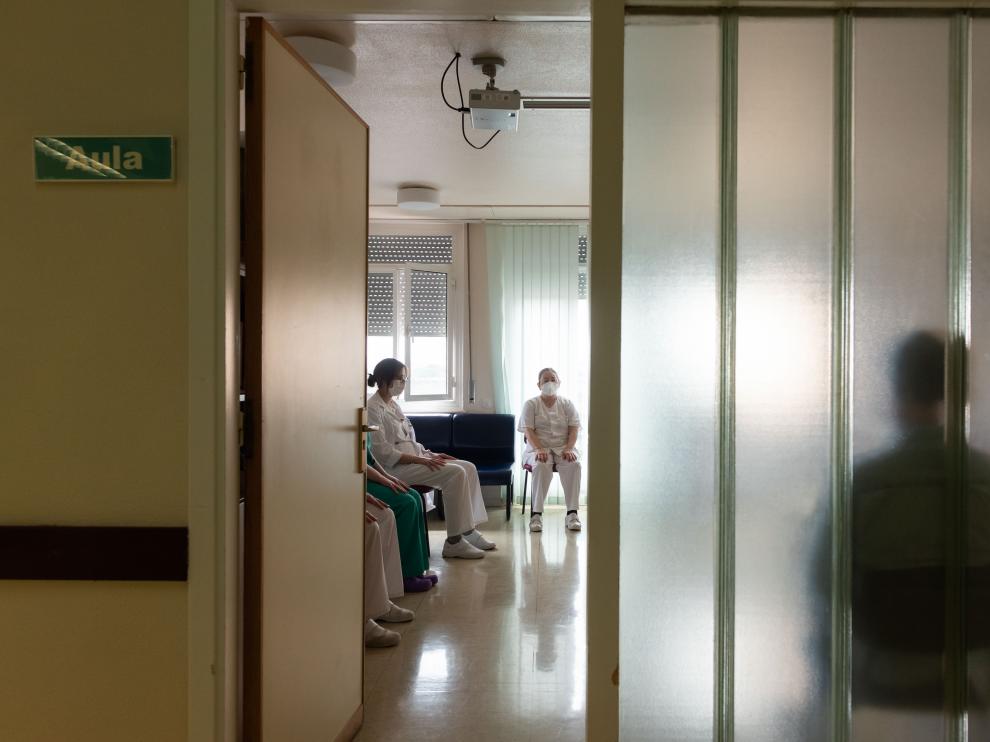 Sesión de meditación para el personal sanitario en la planta 10 del hospital Miguel Servet de Zaragoza.