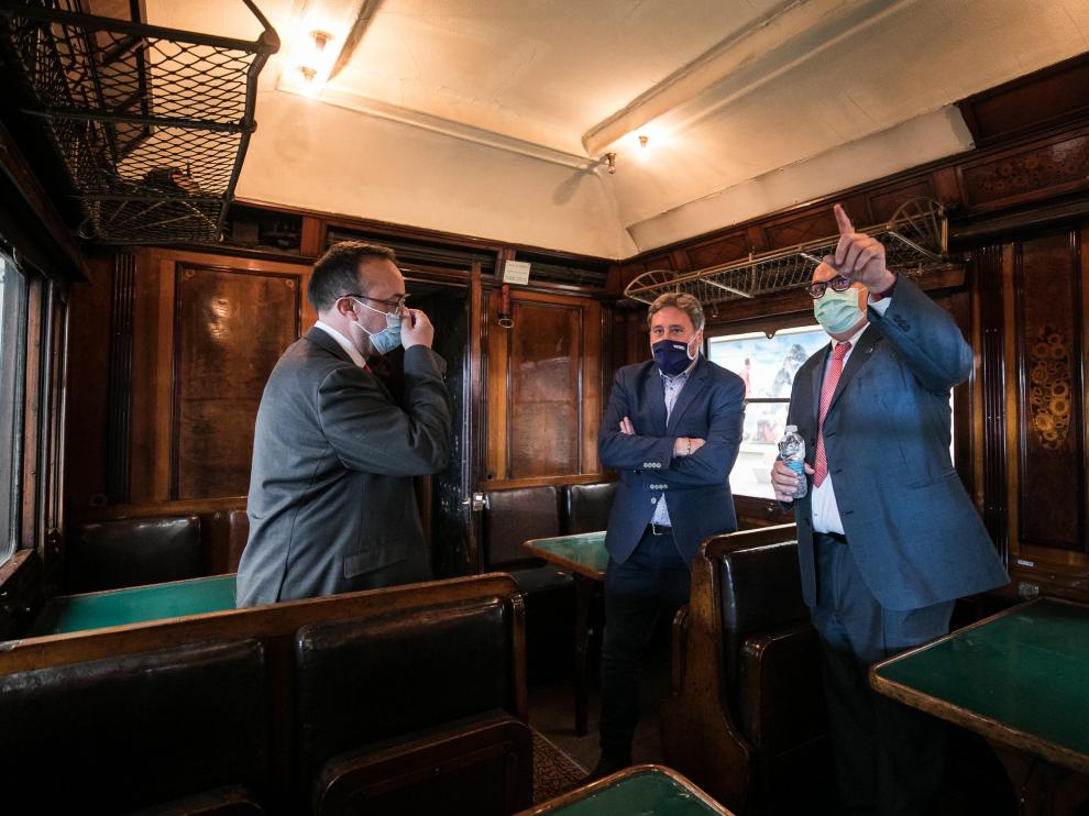 El consejero de la DGA, José Luis Soro (derecha), con Carlos Abadías, presidente de Azaft, y José Carlos Domínguez, director gerente de la Fundación de Ferrocarriles Españoles, en el tren express, construdio en 1927.