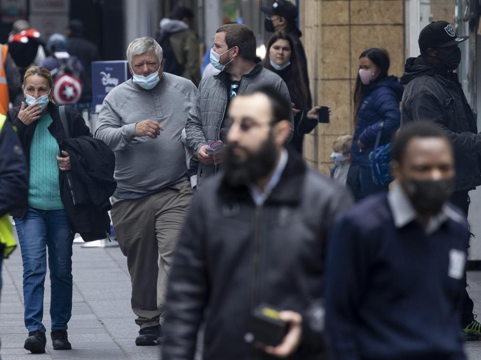 Varias personas caminan por una calle de Nueva York.
