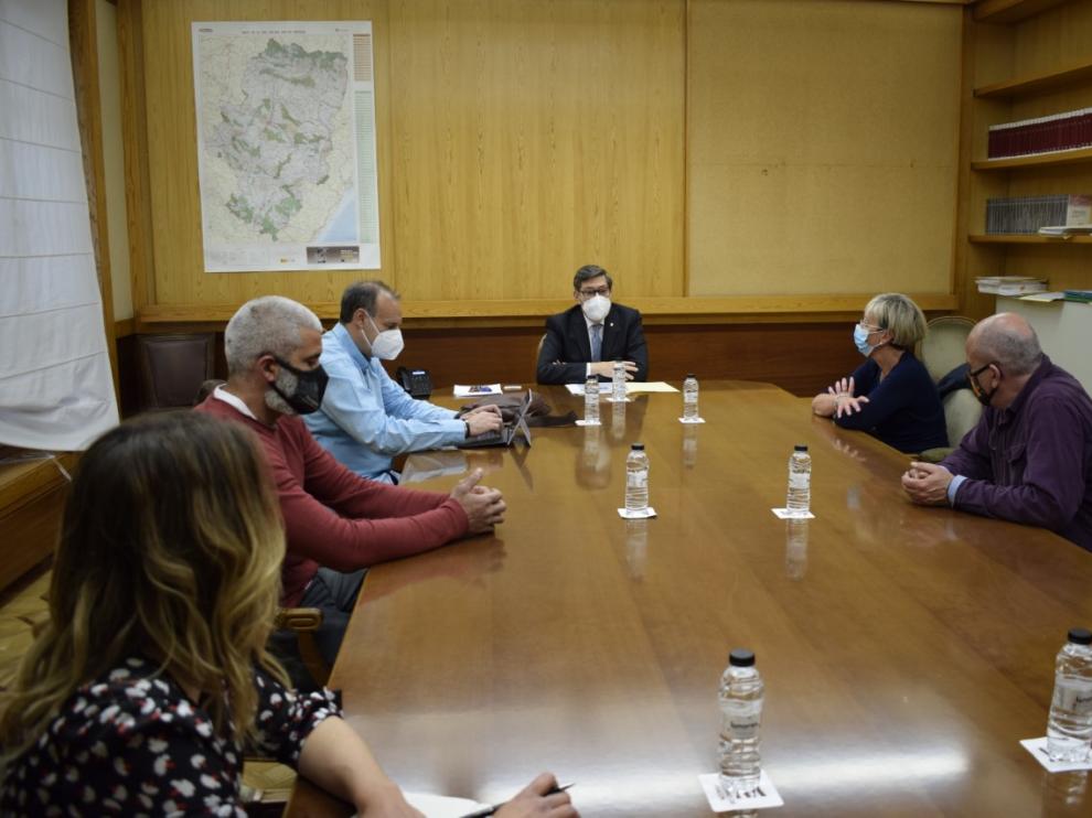 Reunión que ha mantenido el comité de empresa de Ferroatlántica con el vicepresidente aragonés Arturo Aliaga para pedirle que intermedie en el ERE que ha planteado la empresa para reducir su afección