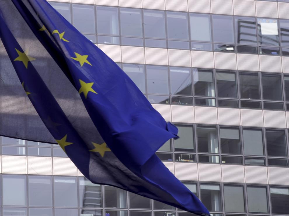 La bandera europea ante uno de los edificios de la UE en Bruselas.