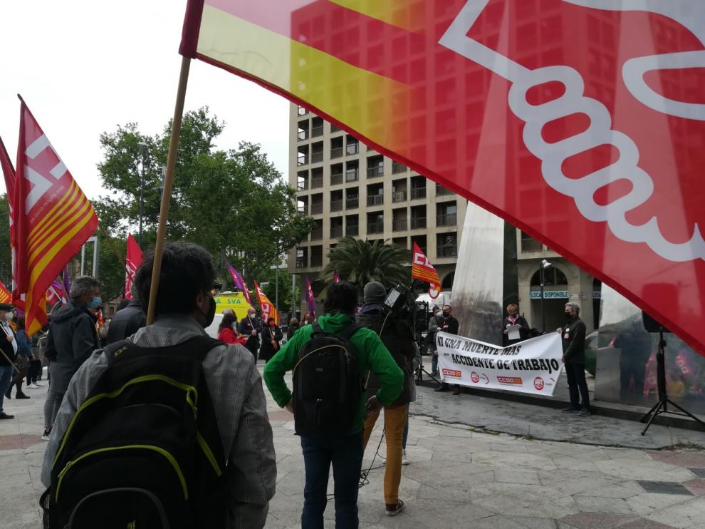 Protesta ante el monumento a la Constitución contra el aumento de la siniestralidad laboral en el Día Internacional de la Seguridad y la Salud en el Trabajo.