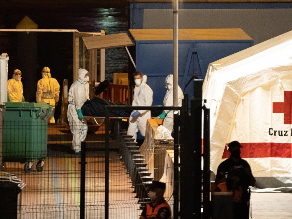 Desembarco de los cadáveres en el muelle de Los Cristianos, en el sur de Tenerife.