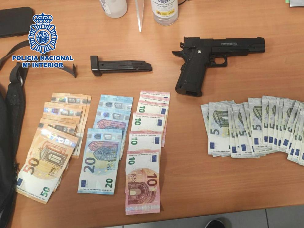 El dinero que robó el menor en el supermercado tras usar la pistola simulada