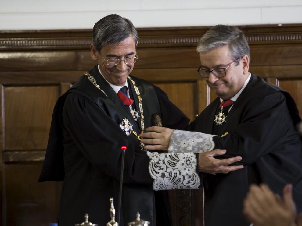 El fiscal jefe del TSJA, José María Rivera, que dejó el cxargo en febrero, y el fiscal jefe de Zaragoza, Felipe Zazurca, en su toma de posesión.