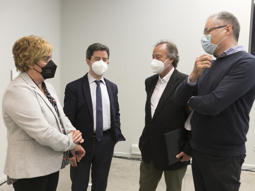 La concejala de Desarrollo, Rosa Gerbás; el alcalde de Huesca, Luis Felipe, el presidente de Huesca Suena, Pedro Camarero y el presidente de la Asociación Provincial de Hostelería, Carmelo Bosque