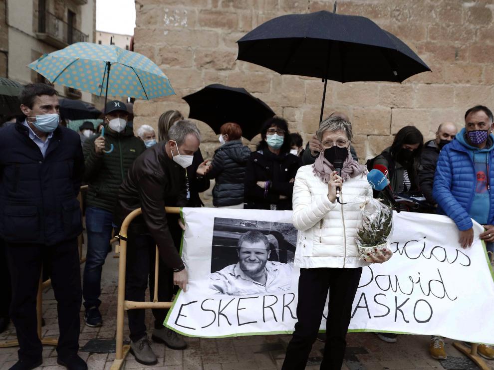 La madre de David, durante el homenaje a su hijo en Artajona