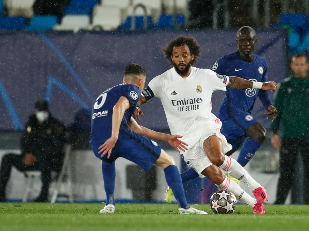 Marcelo conduce el balón en el partido de ida de semifinales de la Champions entre el Real Madrid y el Chelsea