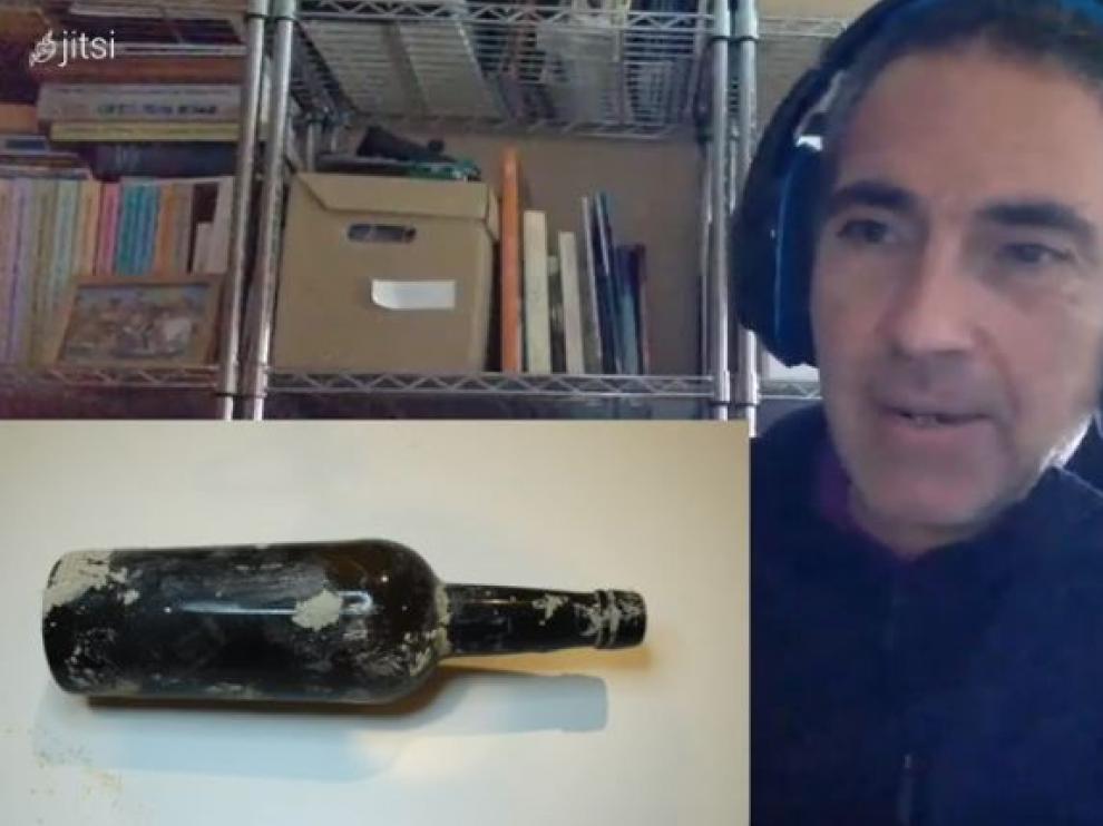 Raúl Leorza muestra la botella con el mensaje franquista que encontró en una excavación en Tauste.