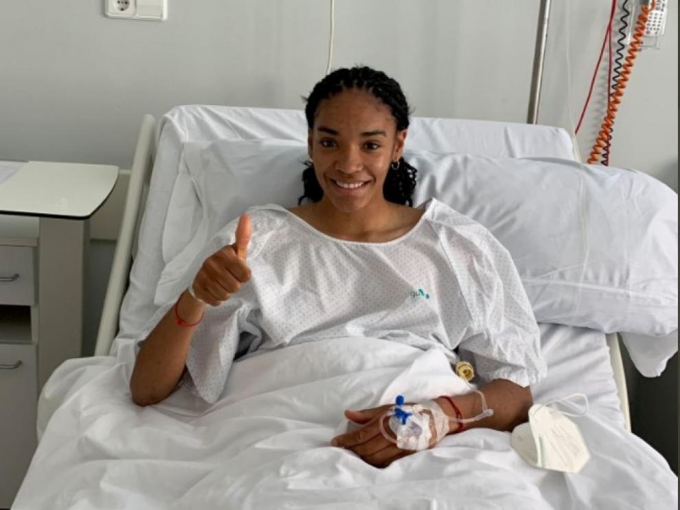 Salma Paralluelo, tras su operación en Murcia.