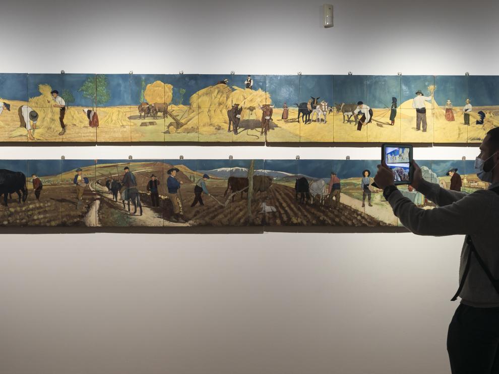 Dos de los murales cerámicos que se presentan en la exposición, 'Faenas de trilla' y 'Faenas de labranza'