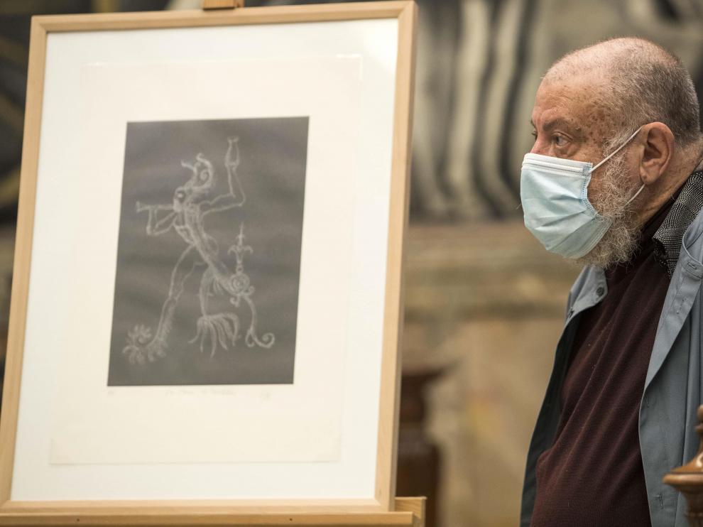 El artista gaditano Guillermo Pérez Villalta, junto al grabado que ha realizado para Fuendetodos.