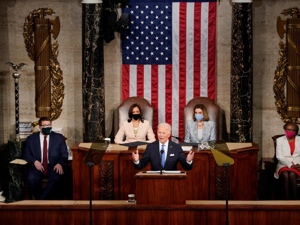 Biden, en su primer discurso ante el Congreso, flanqueado por Pelosi y Harris.