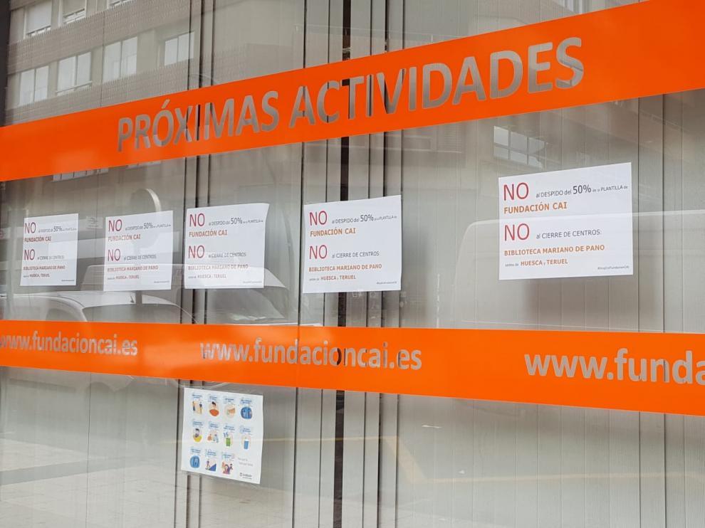Trabajadores de la Fundación CAI han puesto cartelers contra los planes de recorte de empleo en la biblioteca Mariano de Pano.