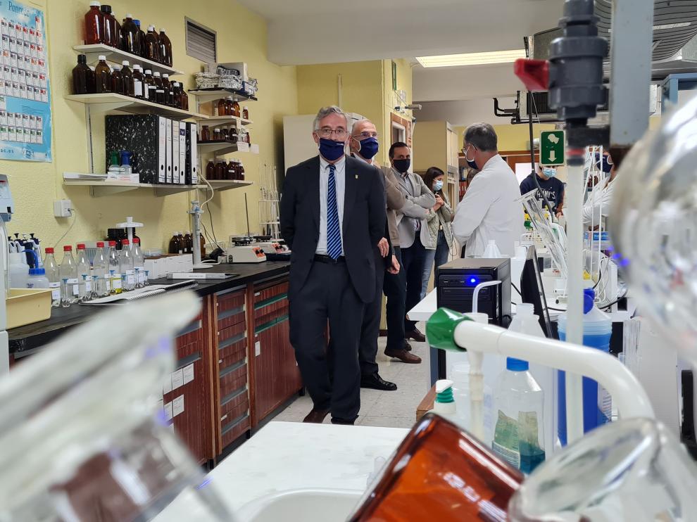 El consejero Olona visita el Laboratorio Agroambiental por su 50 aniversario.