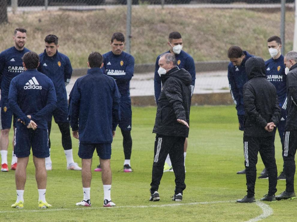 Juan Ignacio Martínez ‘Jim’ transmite a los jugadores diferentes consignas antes de un ensayo.