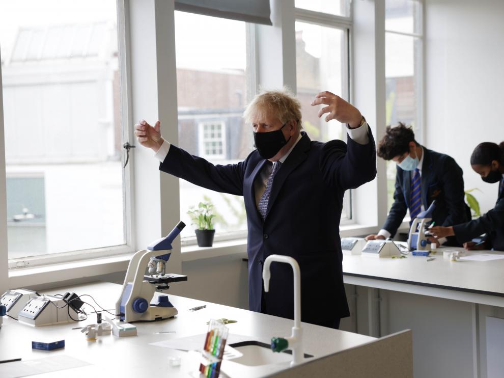 Johnson, durante una clase de ciencias en su visita a la King Solomon Academy, en Marylebone, Londres
