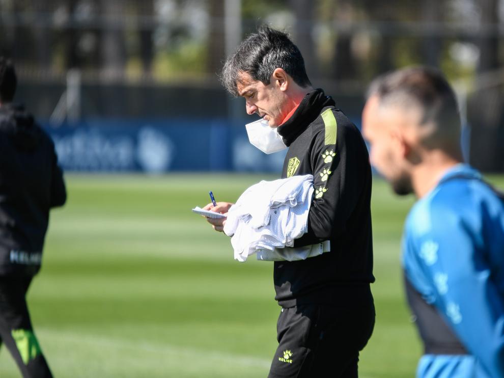 Pacheta, pensativo durante un entrenamiento de la SD Huesca.