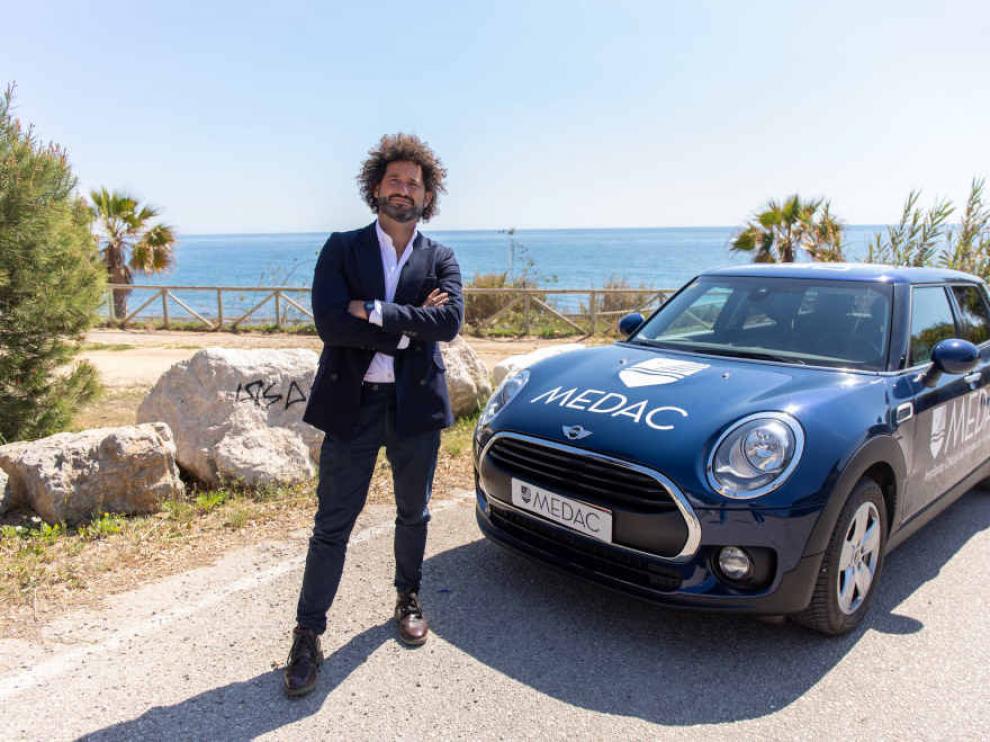 Paco Ávila, presidente de Medac, junto a su Mini Clubman.