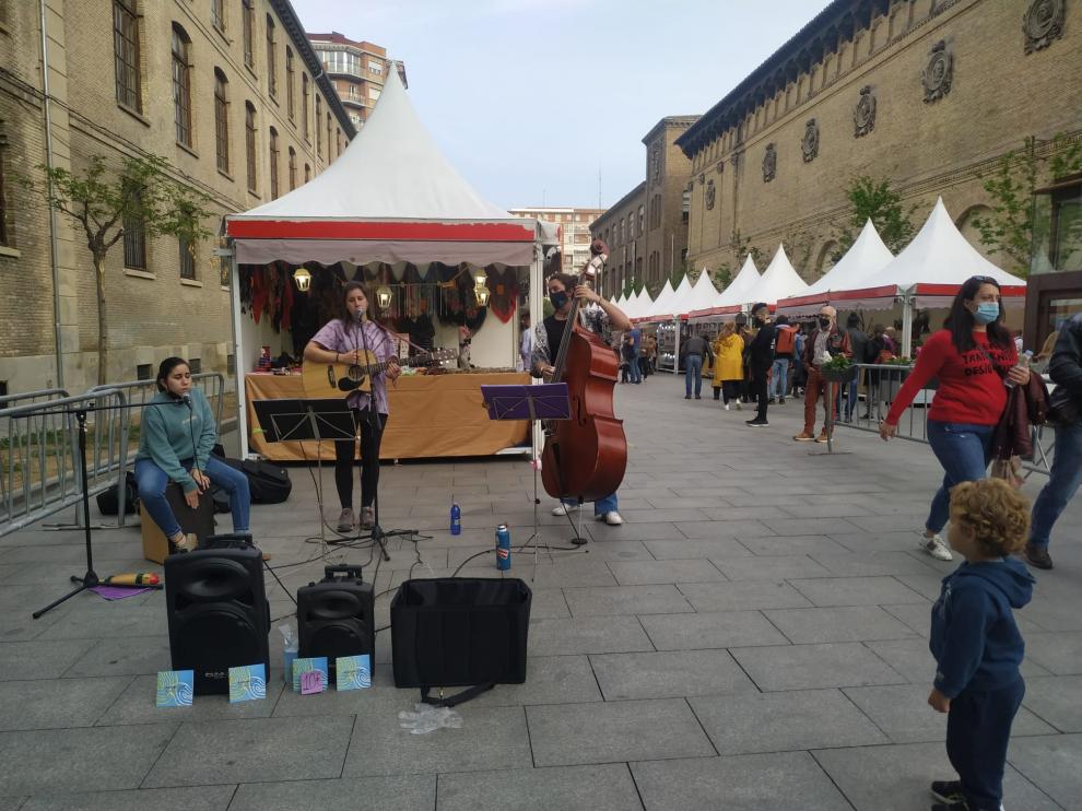 Un grupo de músicos locales ambienta la primera edición de la Feria de Primavera, que se celebra estos días en el entorno de la Plaza de los Sitios de Zaragoza.