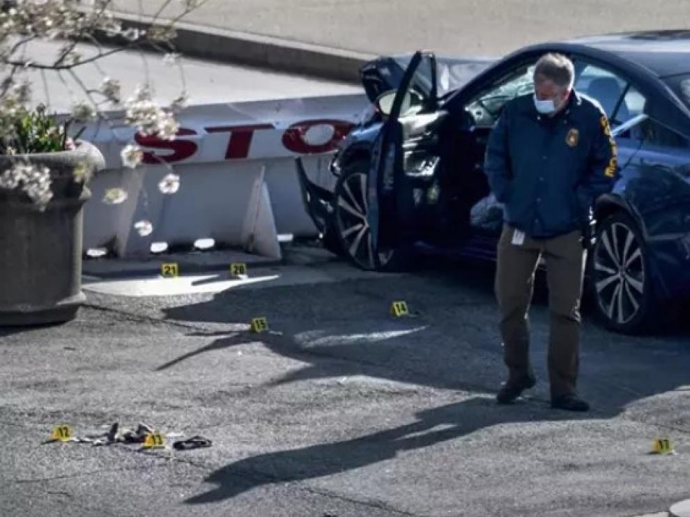 Un policía, en el lugar del tiroteo