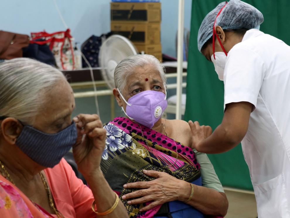 Una mujer siendo vacunada en La India.