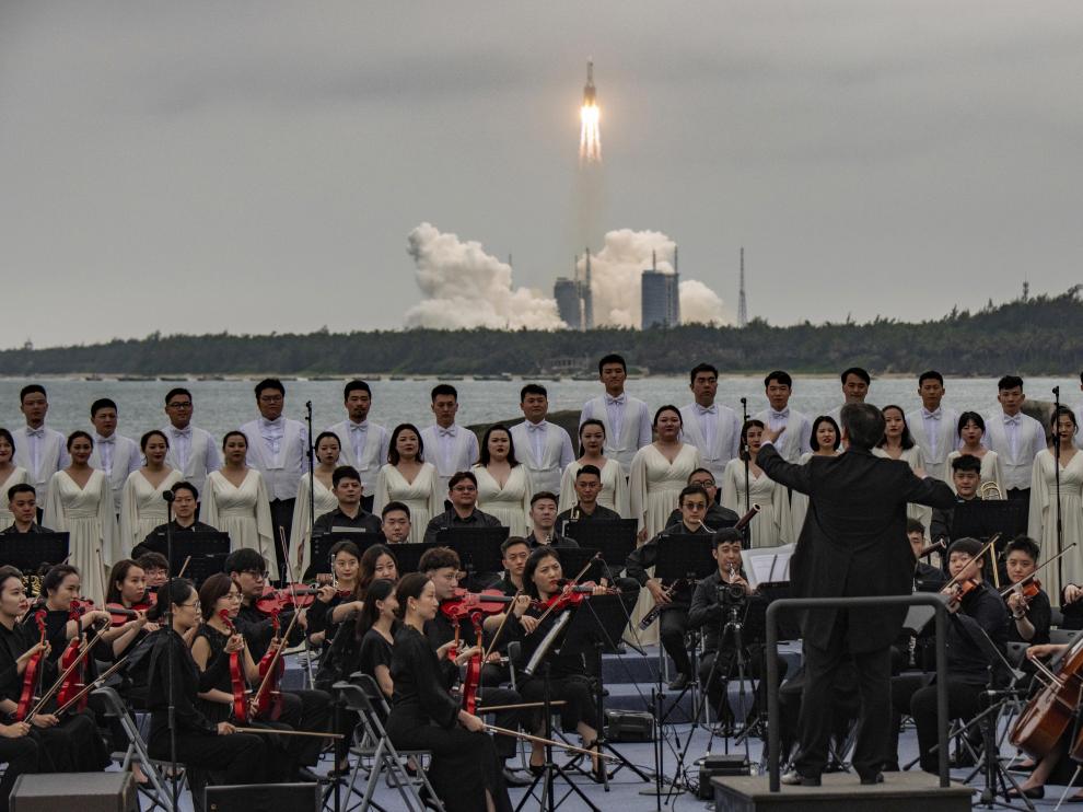 Una orquesta toca para celebrar el lanzamiento.
