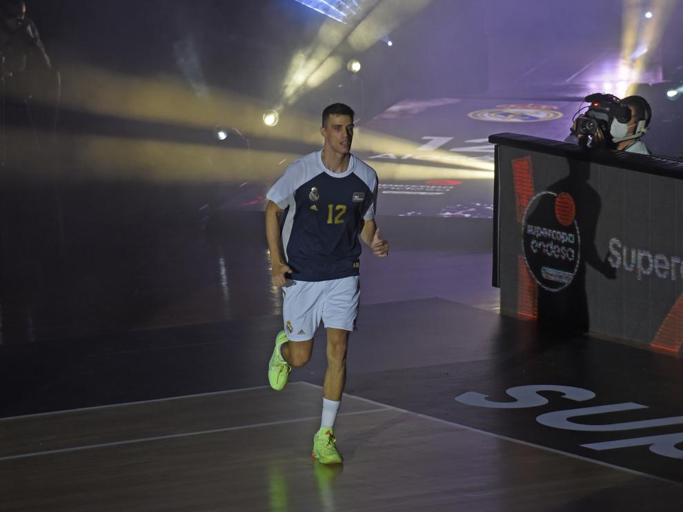 El zaragozano Carlos Alocén, base del Real Madrid, salta a la pista.