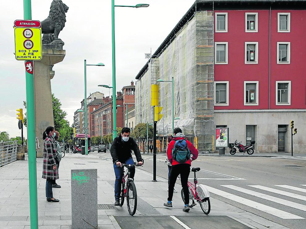 Cumplimiento dispar ante la señal que interrumpe el carril bici de Echegaray y Caballero.