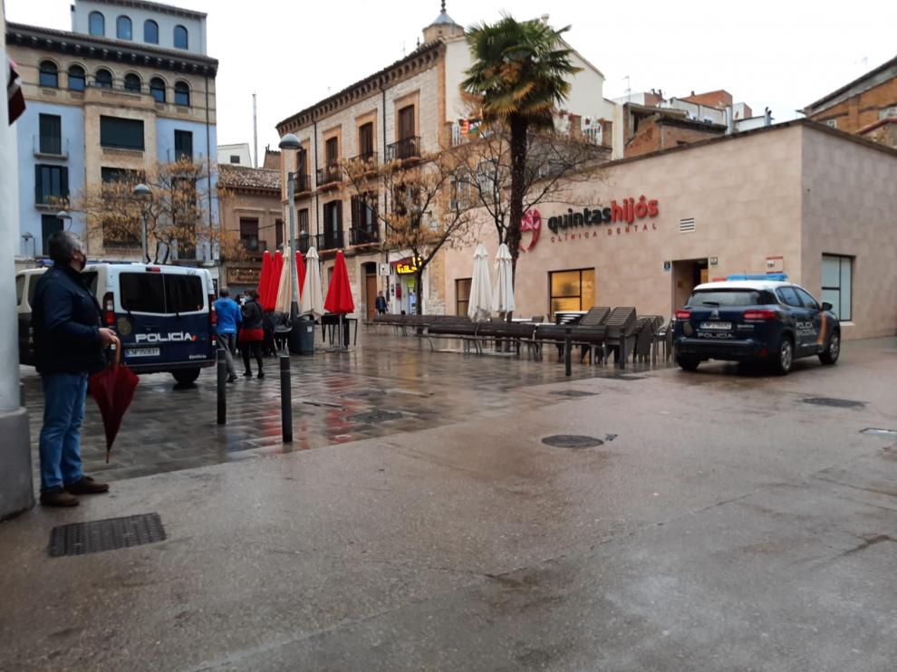 Efectivos de la Policía Nacional, la Unidad Adscrita y la Policía Local de Huesca se desplegaron el jueves en la zona de ocio del Tubo.na del Tubo