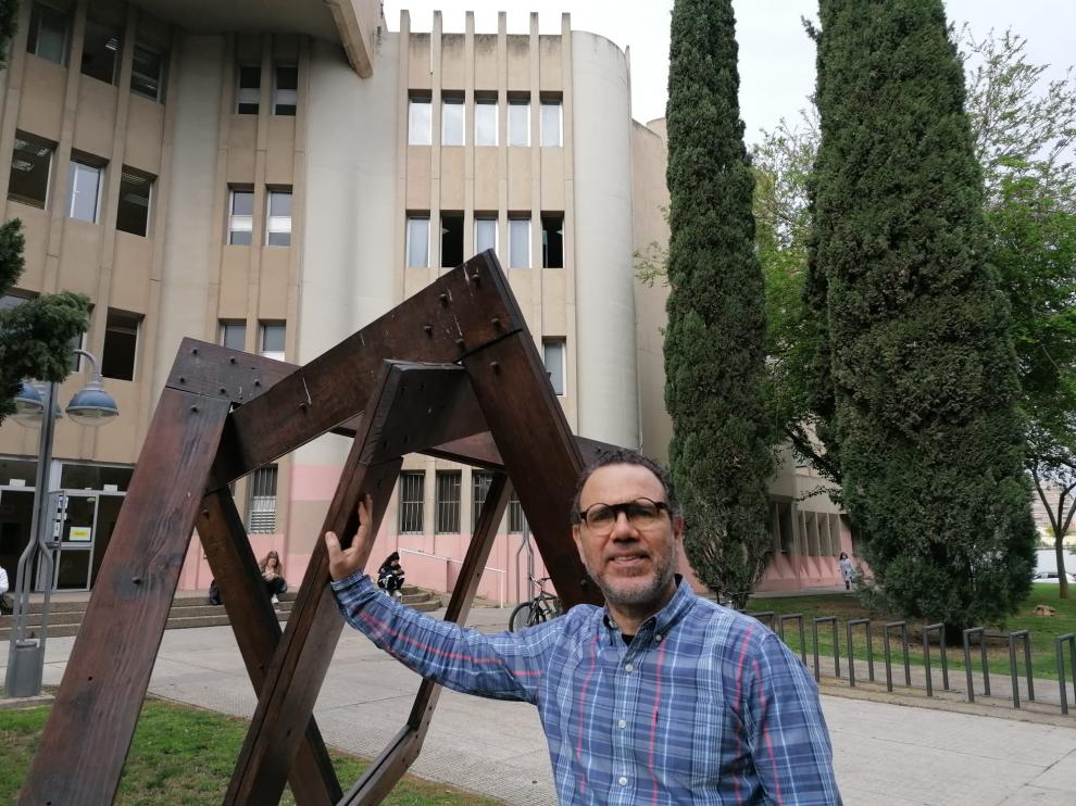 Estrada, junto a la simbólica escultura del ‘nudo borromeo’, a las puertas de la Facultad de Ciencias