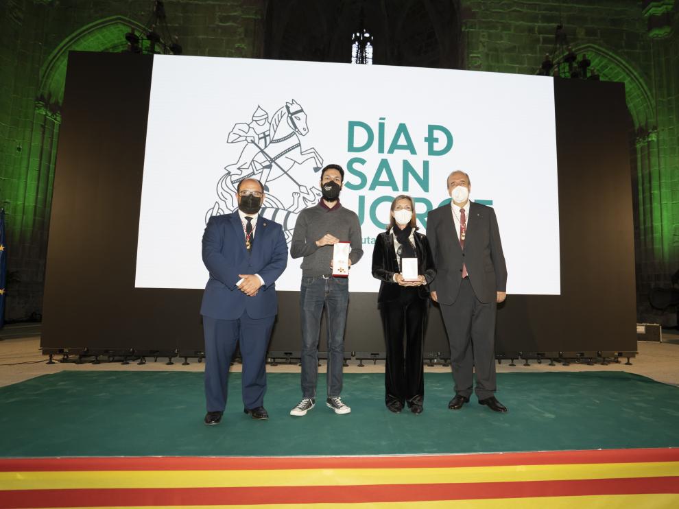 El presidente y vicepresidente de la DPT -en los extremos-, con la viuda de Santiago Lanzuela, Magdalena Gárate, y el hijo de Carbonell, Alejandro Carbonell -en el centro-.