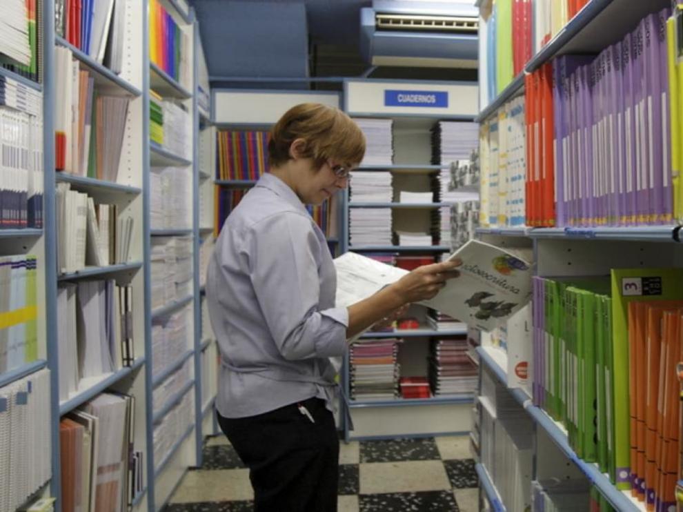 Libros escolares en al Librería General de Zaragoza.