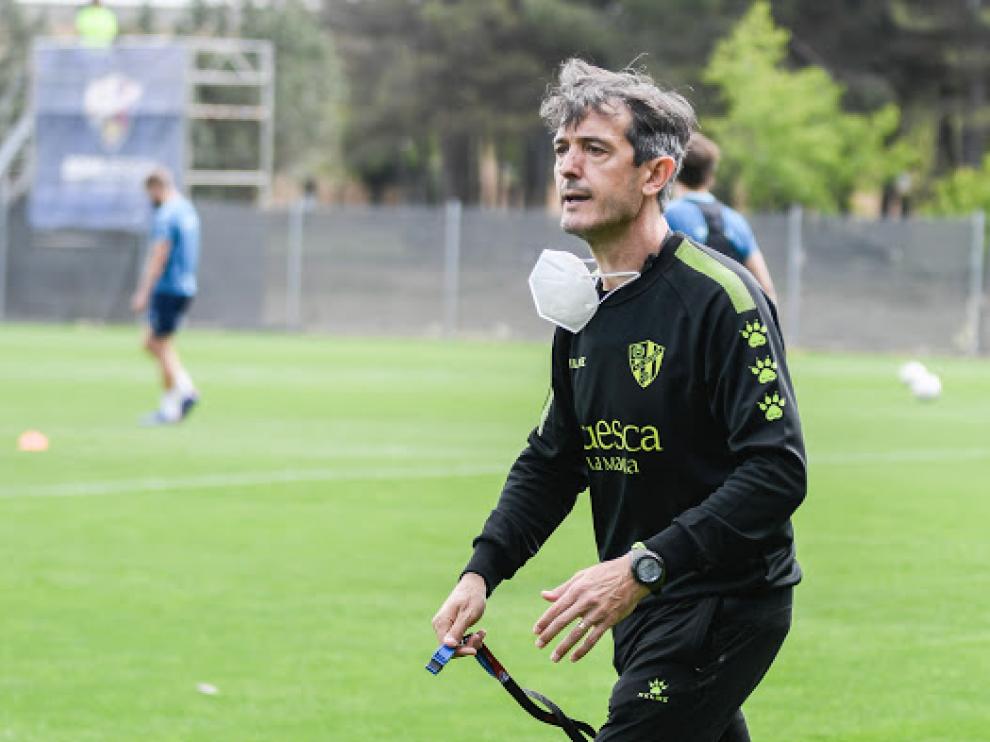Pacheta, técnico de la SD Huesca, en el entrenamiento de este viernes.