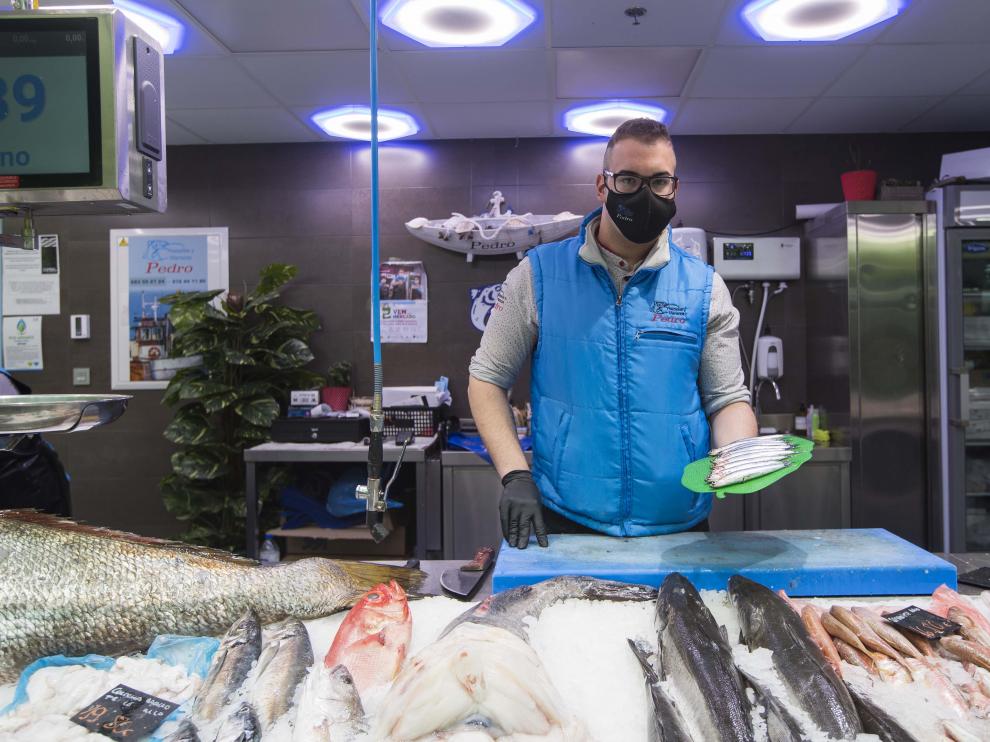 Pedro Huerta, en su puesto de venta de pescados en el Mercado Central de Zaragoza.