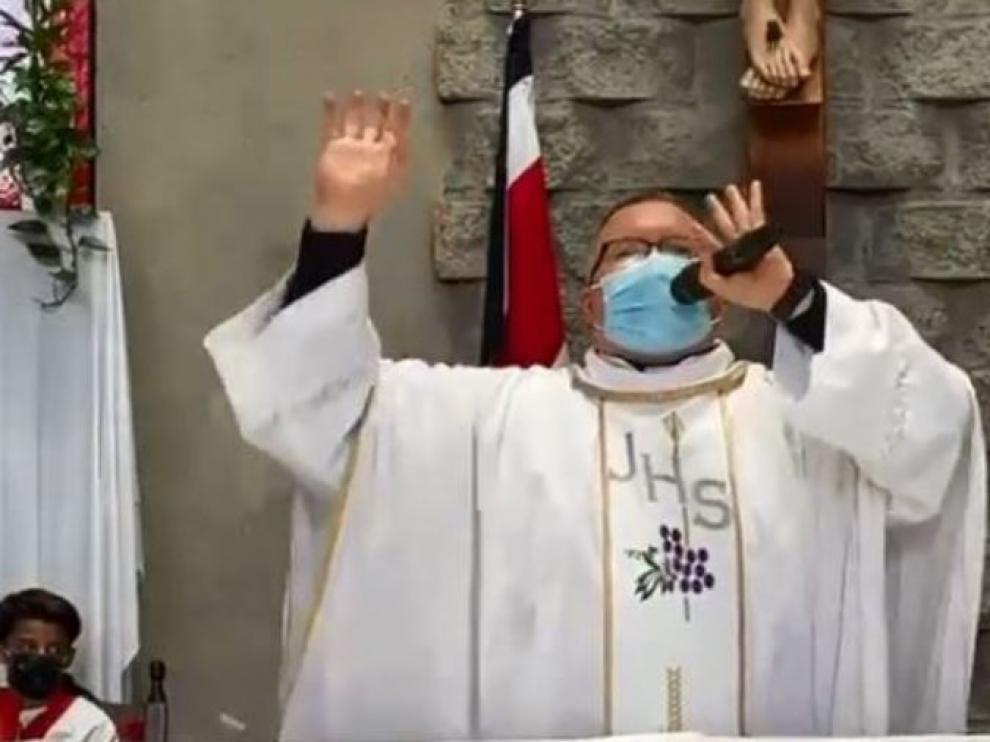 Sergio Valdeverde Espinoza cantando desde el altar