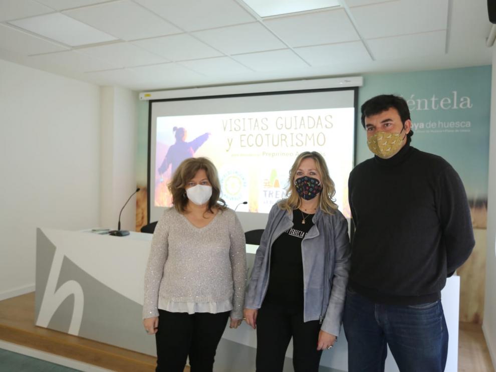 Sonia Blanco, Beatriz Calvo y Roberto Orós, consejeros comarcales de Medio Ambiente, Cultura y Turismo y Desarrollo de la Hoya de Huesca, en la presentación de las visitas guiadas..
