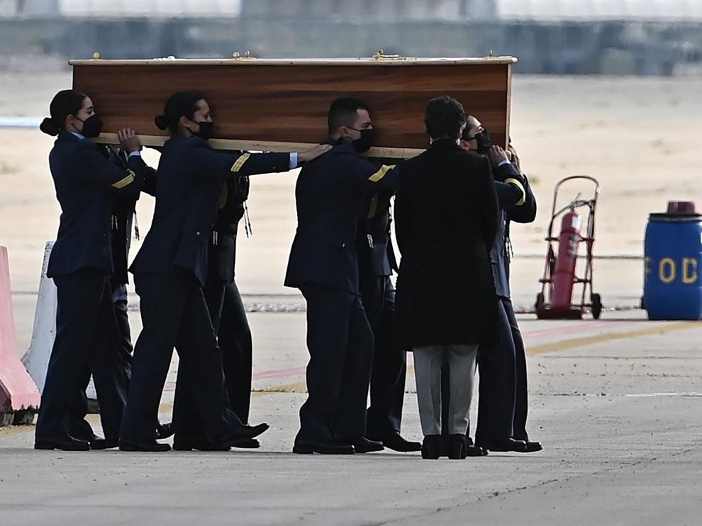 Varios militares portan a hombros los féretros de los periodistas