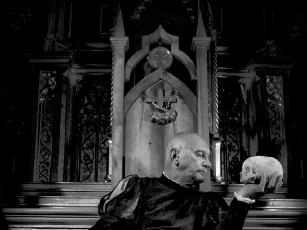 El actor y director teatral Zarko Miladinovich caracterizado para interpretar 'Hamlet'.