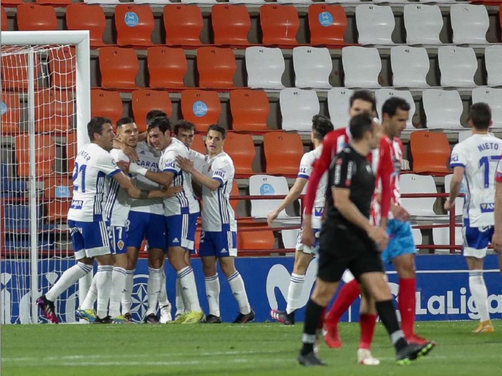 Los jugadores zaragocistas felicitan a Adrián González tras marcar el 1-1 de penalti.