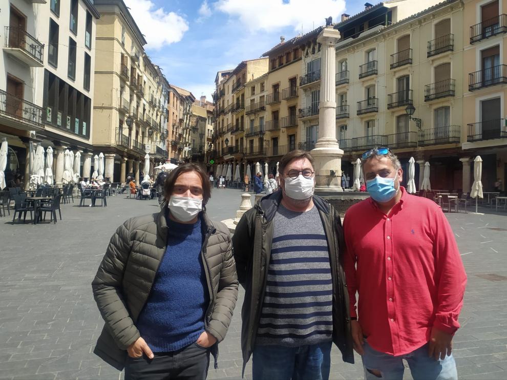 De izquierda a derecha, Nacho Escuin, Nacho Navarro y Pimpi Lopez, en la plaza del Torico.