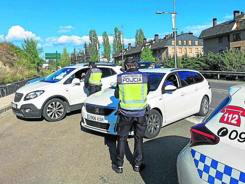 Control conjunto de la Policía Nacional y Local en el acceso a Jaca desde la N-330. l