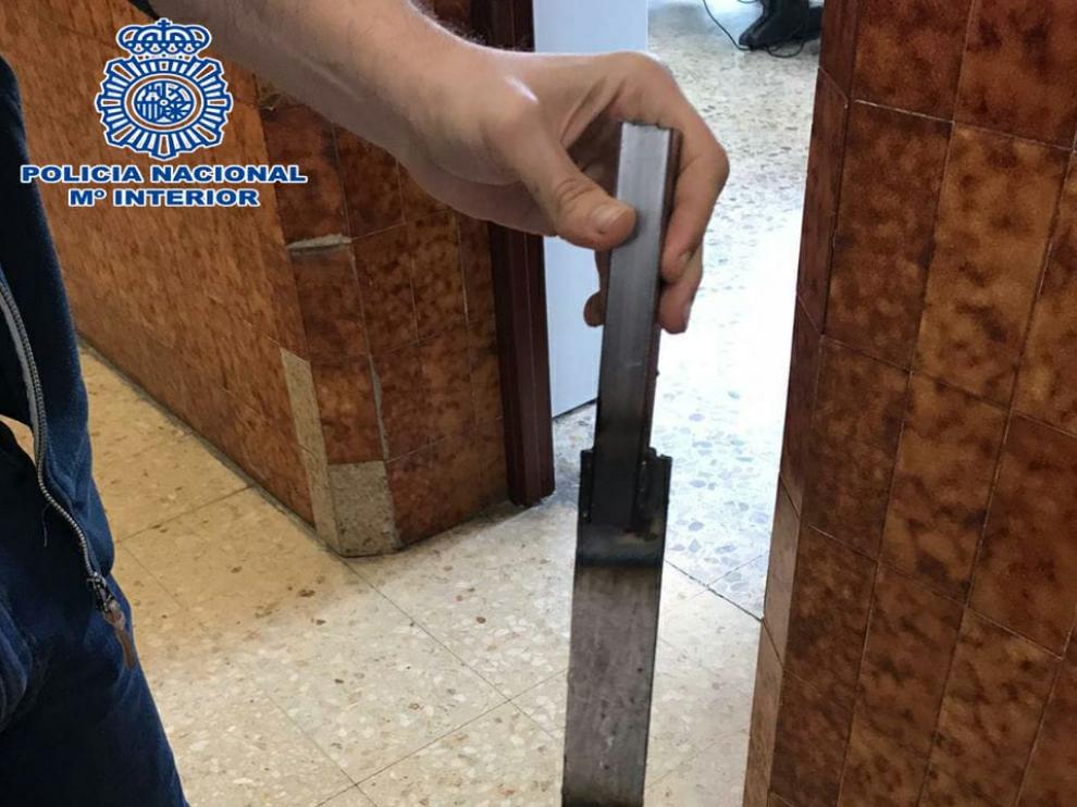 El machete estaba escondido en una de las calles cercanas a la detención.