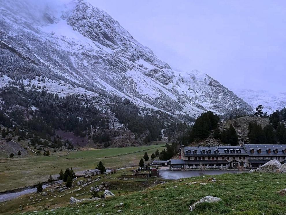 En Llanos del Hospital, en el valle de Benasque, han amanecido con las montañas nevadas por encima de los 1.900 metros.