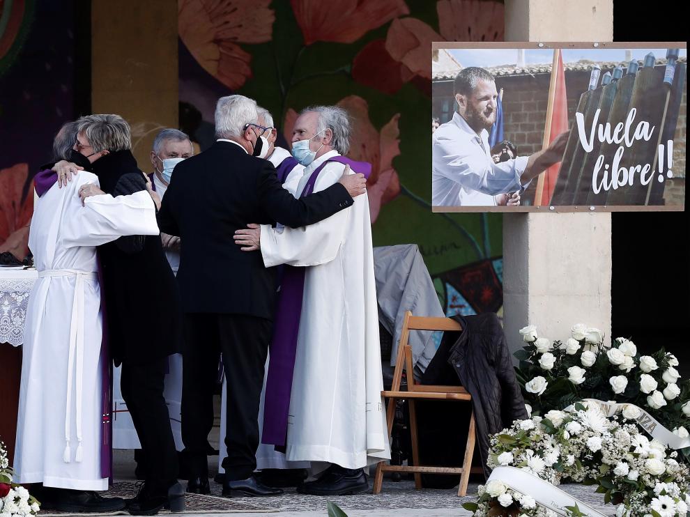 Los padres del periodista David Beriáin reciben el pésame de los sacerdotes que han oficiado este sábado el funeral en su memoria.