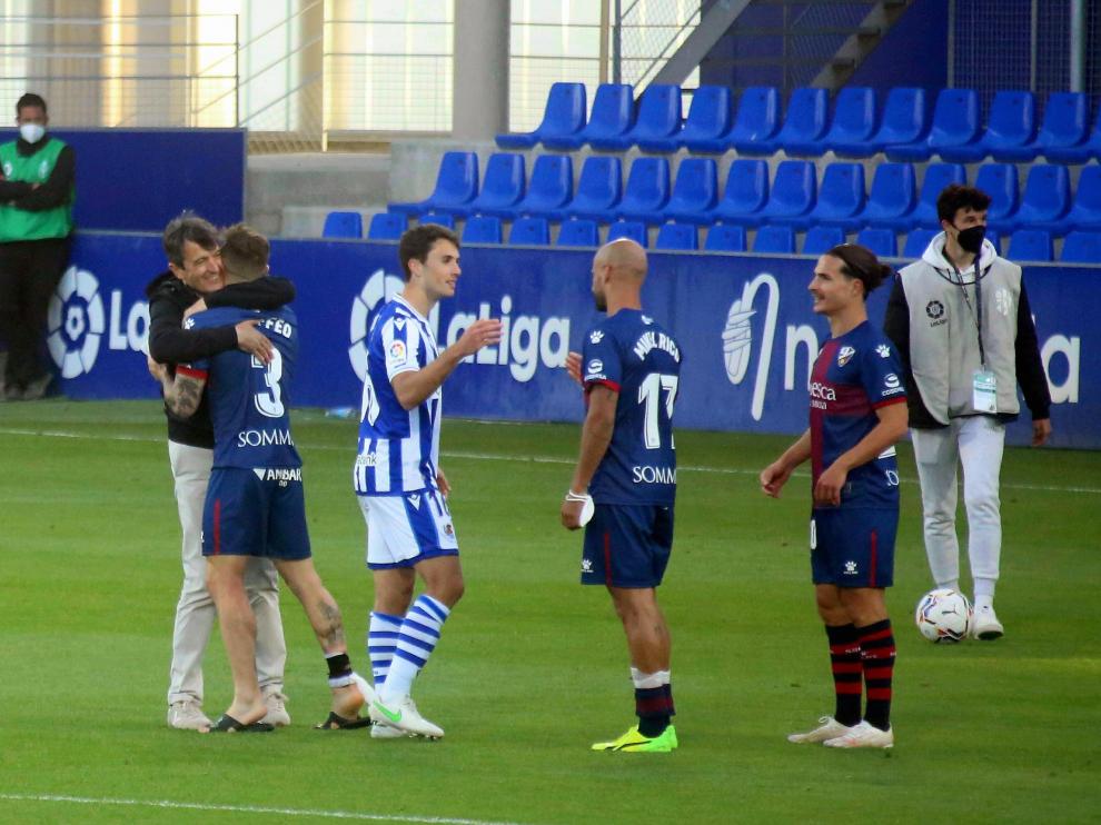 Pacheta se abraza con Maffeo al final del partido.
